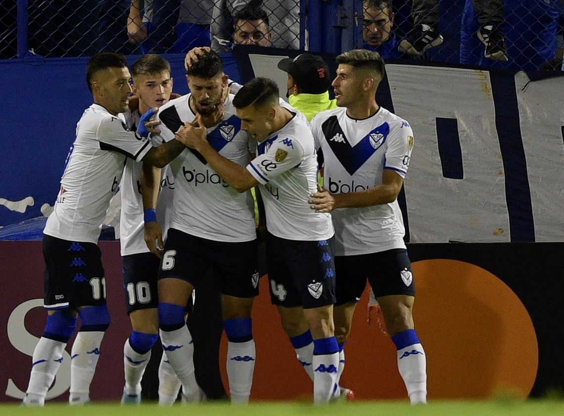 El festejo del primer gol de Vélez anotado por Matías de los Santos