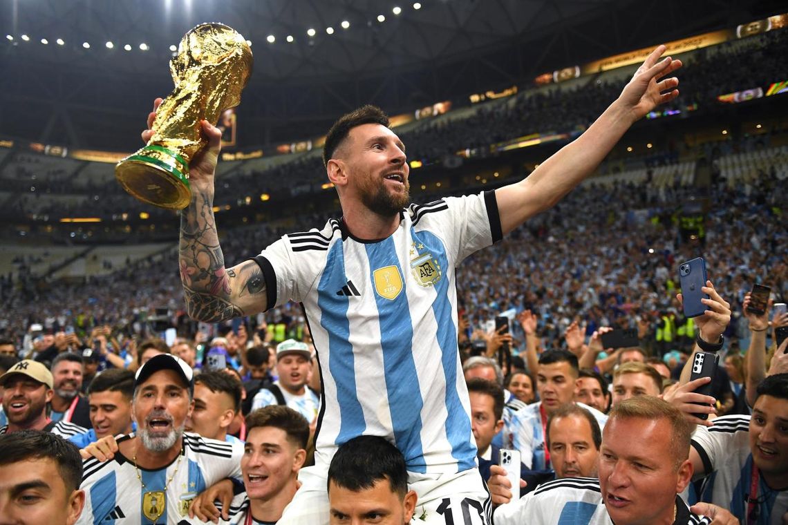 Lionel Messi con la Copa del Mundo 2022
