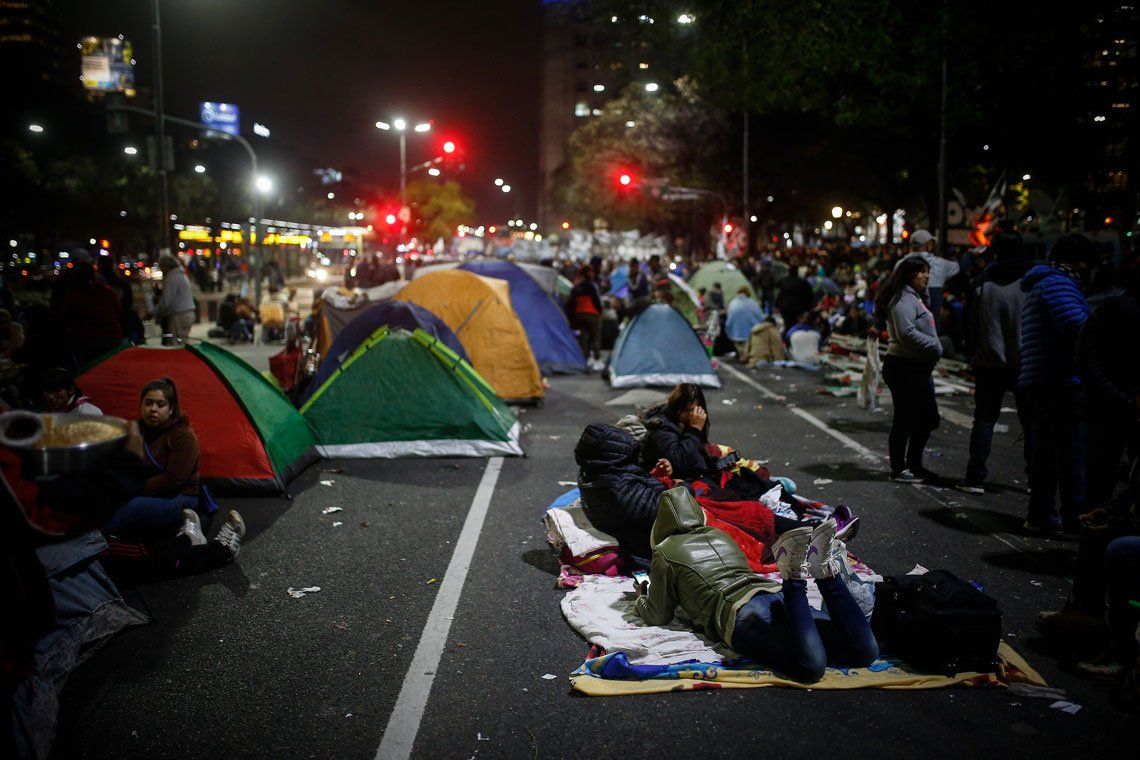 Acampe en la 9 de Julio: las organizaciones sociales cumplirán con las 48 horas de la medida y le respondieron a Alberto Fernández