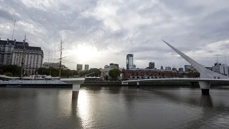 Cielo parcialmente nublado, mínima de 16°C y máxima de 20°C, con viento del sur que aportará aire fresco y ráfagas moderadas durante la jornada.