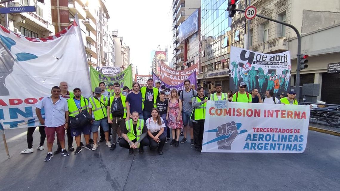 Protesta de trabajadores tercerizados de Aerolíneas Argentinas.