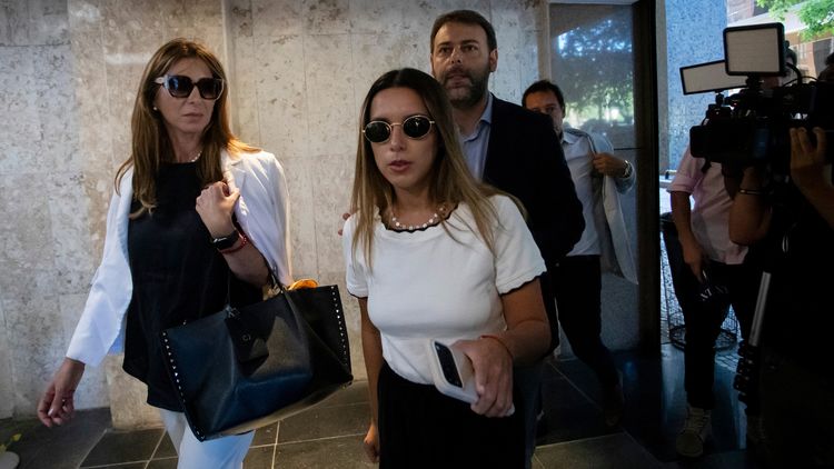 Agostina, en momentos de ingresar a la audiencia de juzgamiento, junto a sus abogados.