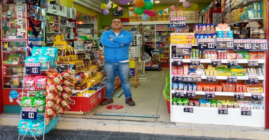 Un kiosquero de Almagro vende sus productos al precio del 2012 para festejar el cumpleaños de su local y para concientizar sobre la inflación. 