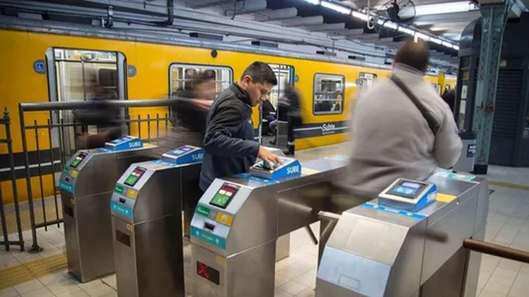 La protesta surge porque siguen operando trenes Nagoya 5000 que poseen piezas con asbesto, una sustancia considerada cancerígena.