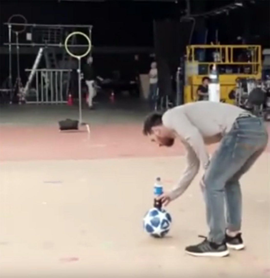 Lionel Messi hizo un increíble truco con una pelota y una botella