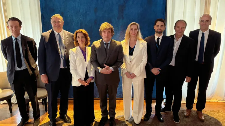 París - Milei recibió a empresarios franceses en la Embajada argentina