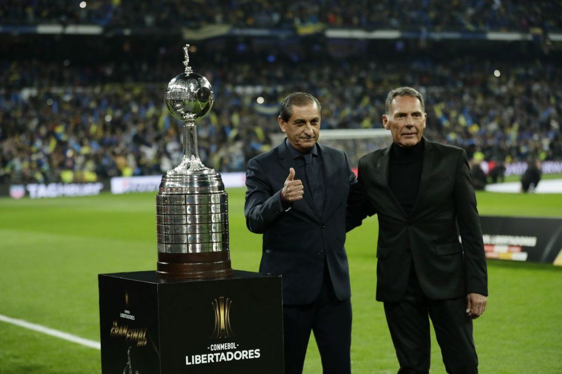 Campeones: Ramón Díaz y Miguel Ángel Russo posaron con la Copa Libertadores