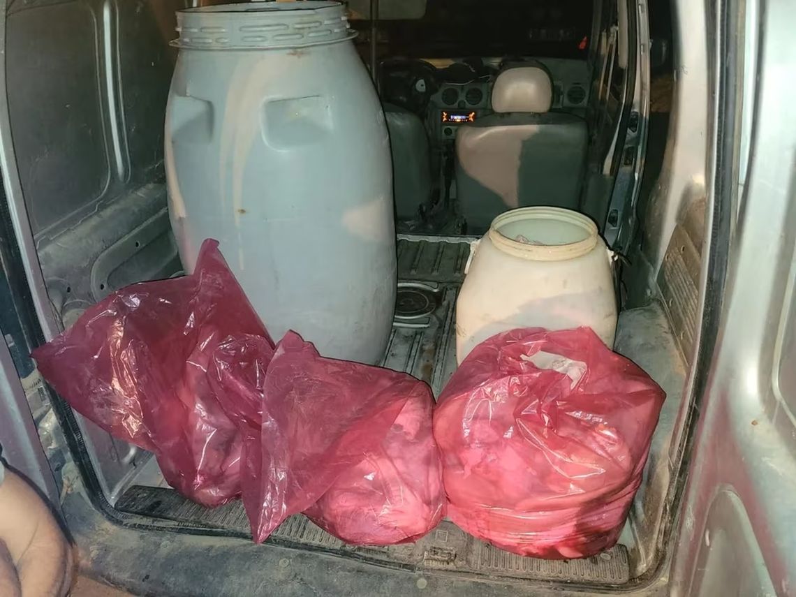 Un vecino sospechó de cinco personas que estaban descargando achuras de un camión de gran porte.