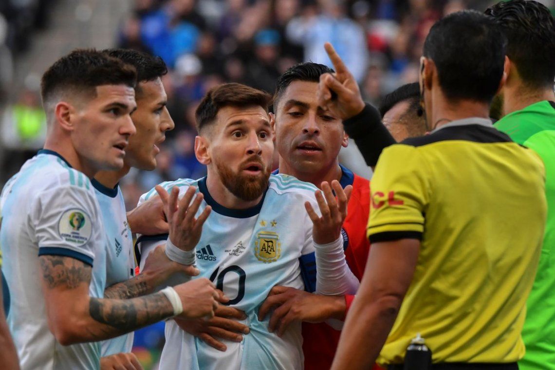 Qué dice el informe arbitral del incidente Messi-Medel