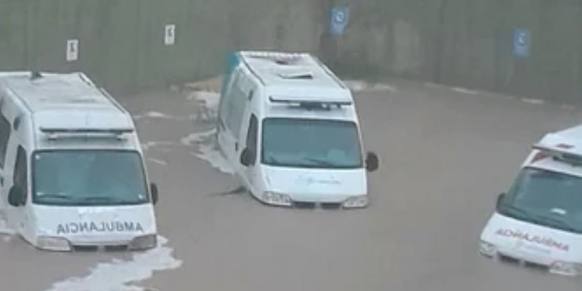 Las ambulancias del centro de salud, bajo el agua.