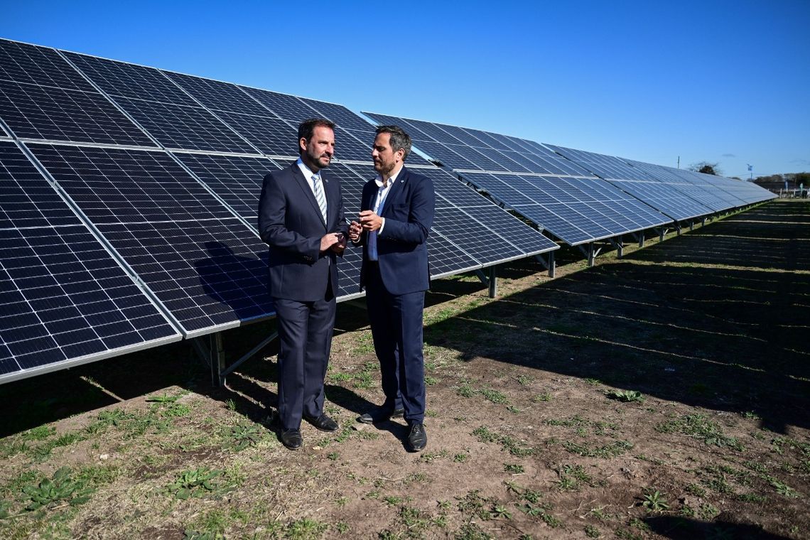 Loma Verde (Escobar) - Ariel Sujarchuk y Juan Cabandié en el primer parque solar de gestión municipal del país.