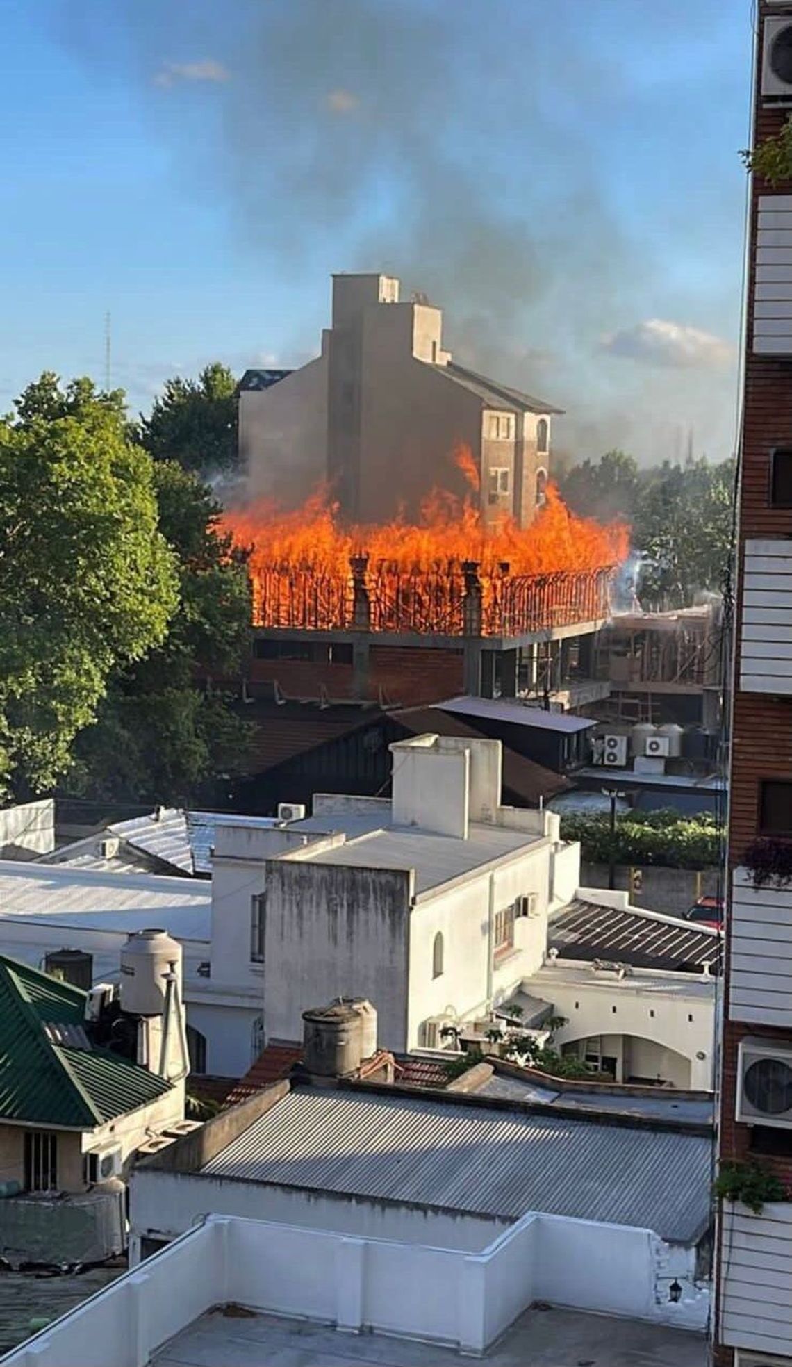 Lomas de Zamora: voraz incendio en un restaurante.