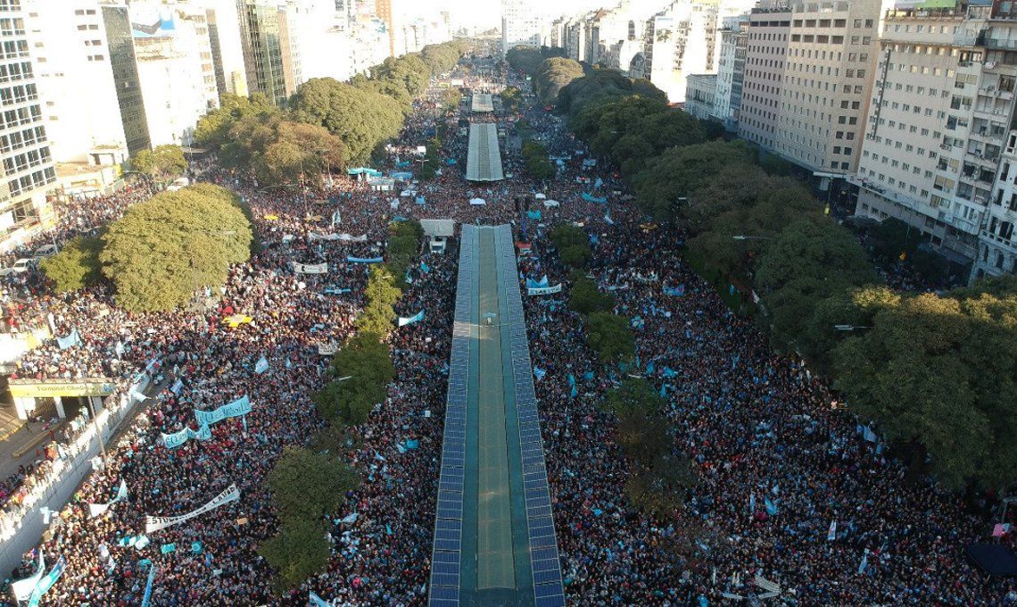 Una multitud se manifestó contra el aborto en el Obelisco porteño