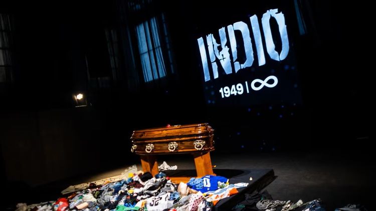 Cientos de miles de fanáticos despidieron al Indio Solari en Avellaneda.