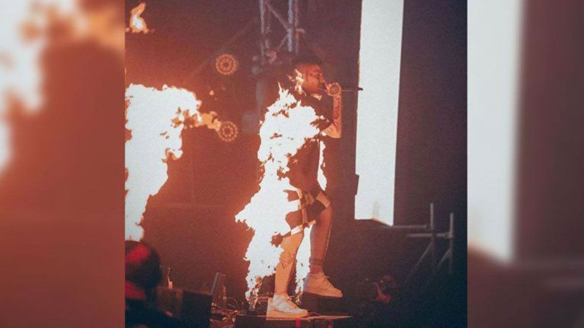 Duki casi se prende fuego en medio de un show en vivo.