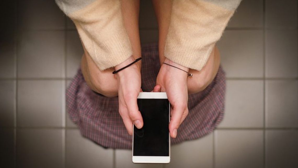 Usar el celular en el baño es peligroso: ¿qué daño le causa a tu cuerpo?