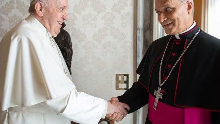 El Papa Francisco y el cardenal Robert Prevost