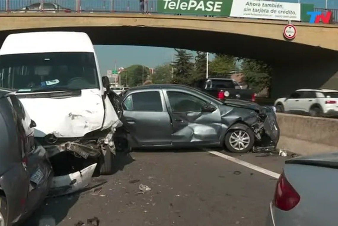 Al menos 22 personas resultaron heridas esta en choque múltiple en la autopista Riccheri.