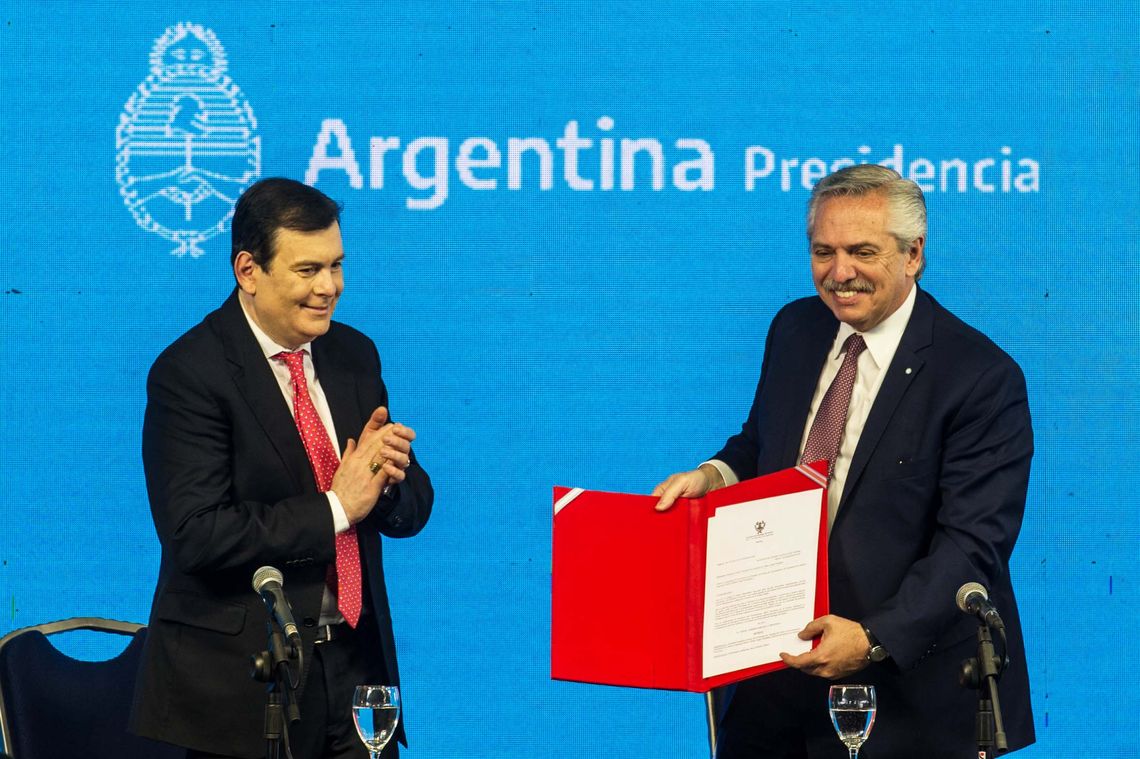 Alberto Fernández junto al gobernador de Santiago del Estero