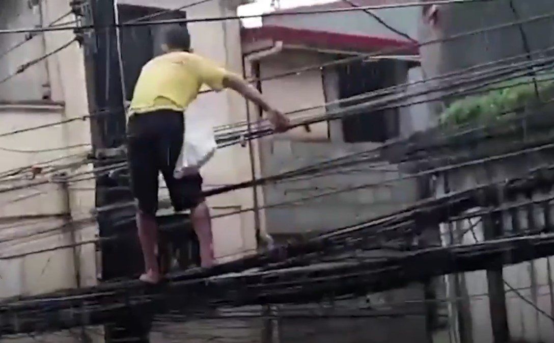 Inundación en Filipinas | El video de un hombre que caminó sobre cables de alta tensión para llevarle comida a su familia
