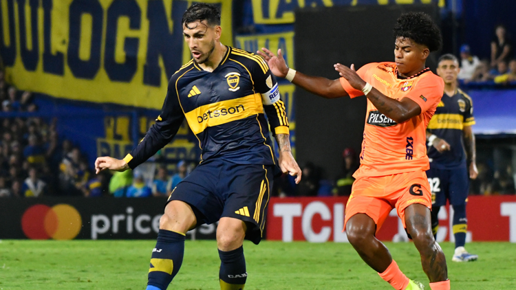 Paredes en el duelo con Barcelona en La Bombonera.