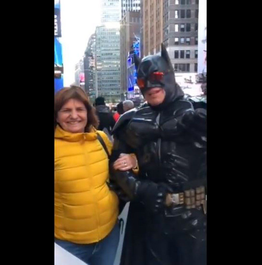Patricia Bullrich cantó Vamos a volver con un Batman en Nueva York