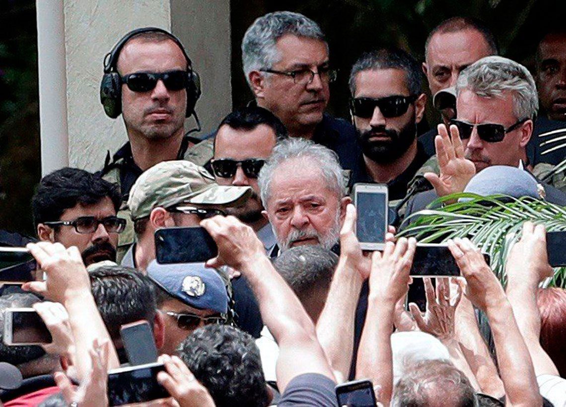 Lula salió de la cárcel para ir al funeral de su nieto