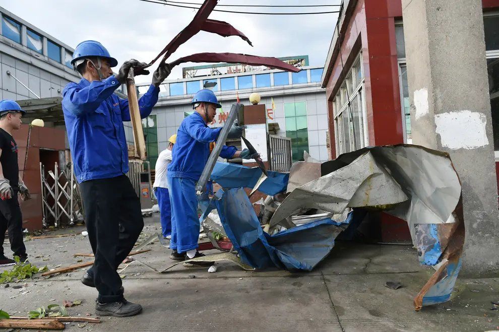 China: los tornados derribaron edificios de fábricas y dañaron instalaciones eléctricas