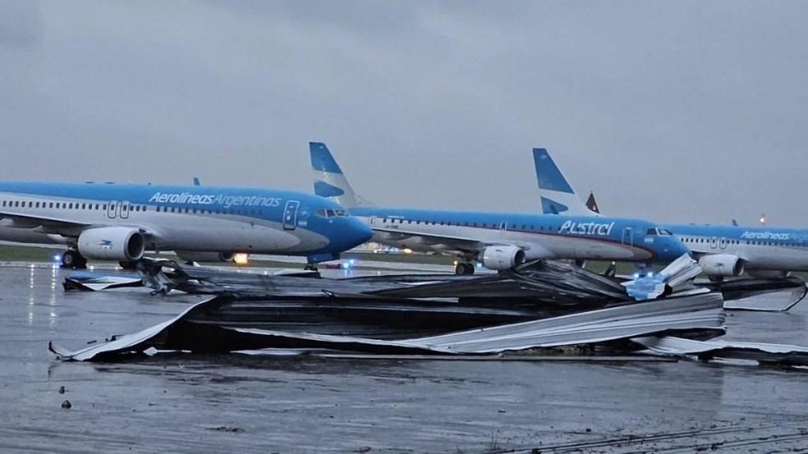 Aerolíneas Argentinas culpó al Servicio Meteorológico por el incidente con los aviones en pista.