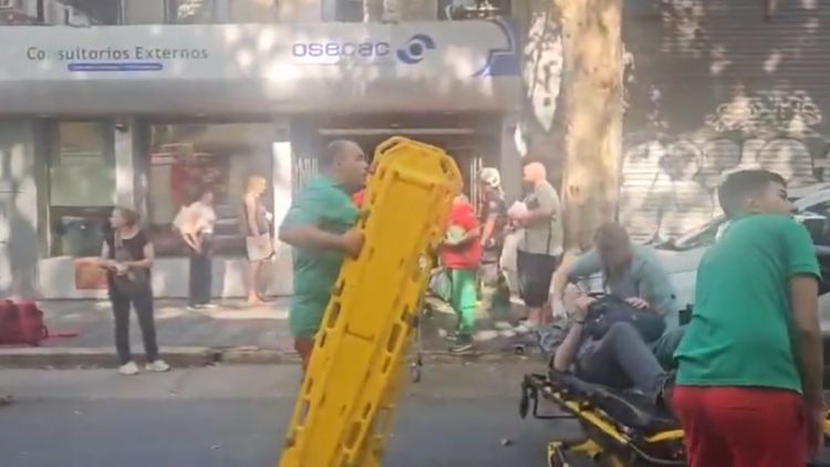 En el lugar, personal del SAME atiende a 11 pacientes y tres mayores debieron ser trasladados a los hospitales Durand, Fernández, Ramos Mejía.&nbsp;