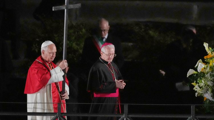 El papa León XIV encabezó este Viernes Santo un multitudinario Vía Crucis en el Coliseo de Roma.