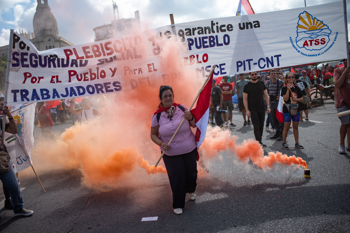 Masiva marcha en Montevideo en rechazo al proyecto de cambiar el sistema previsional / Foto: PIT-CNT