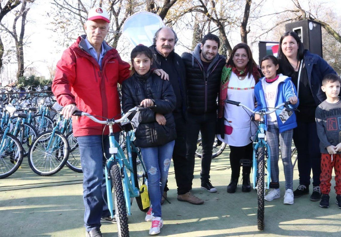 Lanús: entregaron 1.800 bicicletas a alumnos de escuelas públicas