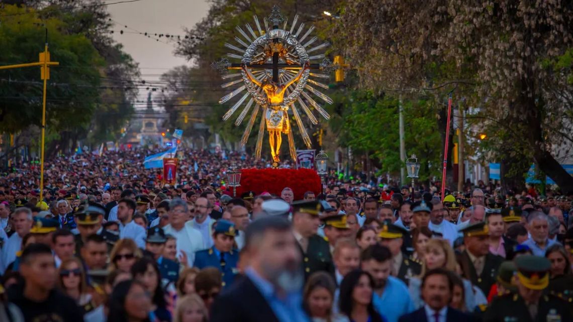 La procesión es el punto central de la festividad y ofrece un espectáculo de devoción masiva.