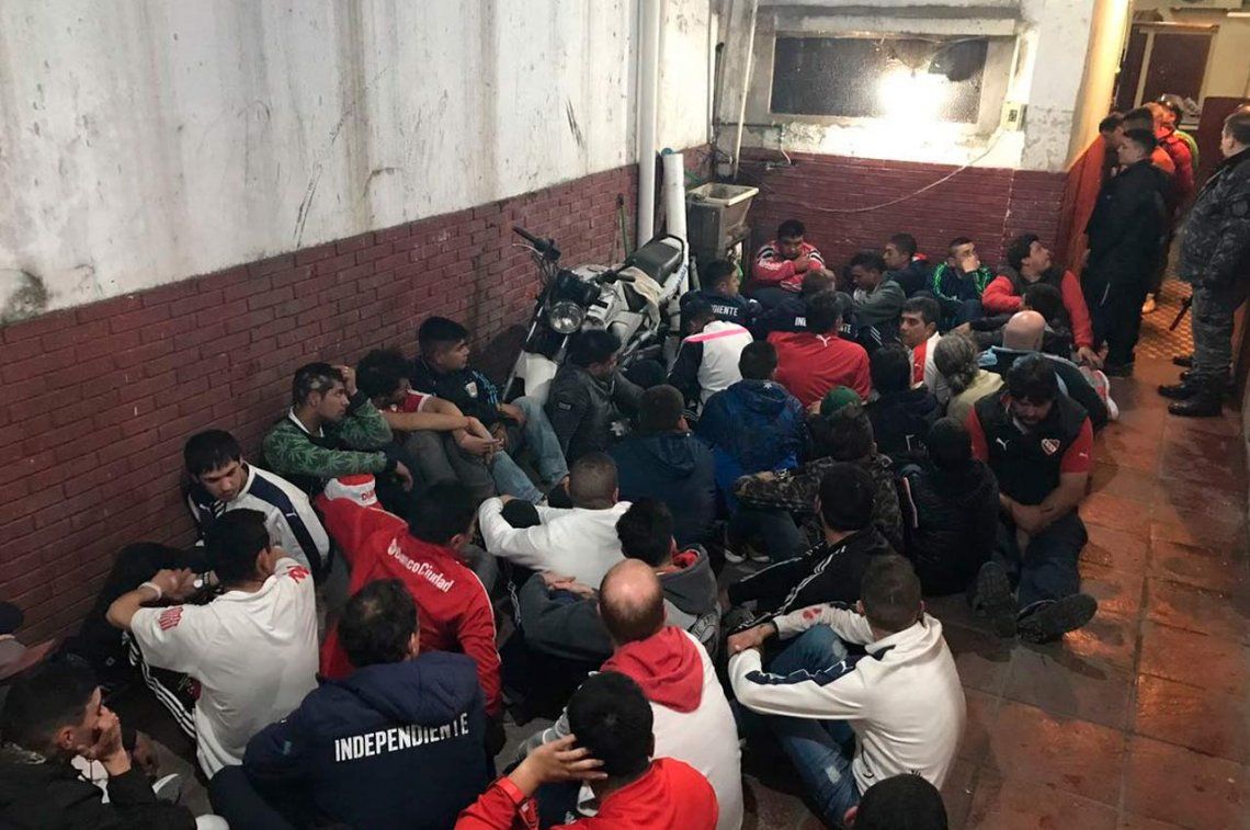 120 barras de Independiente fueron detenidos tras incidentes con la Policía