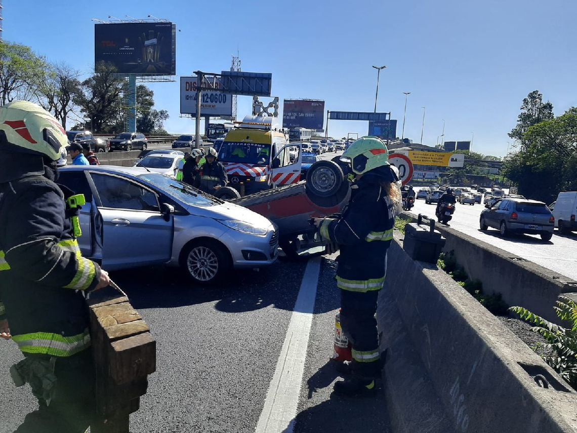 Vicente López: tres heridos en un choque y vuelco sobre la avenida ...