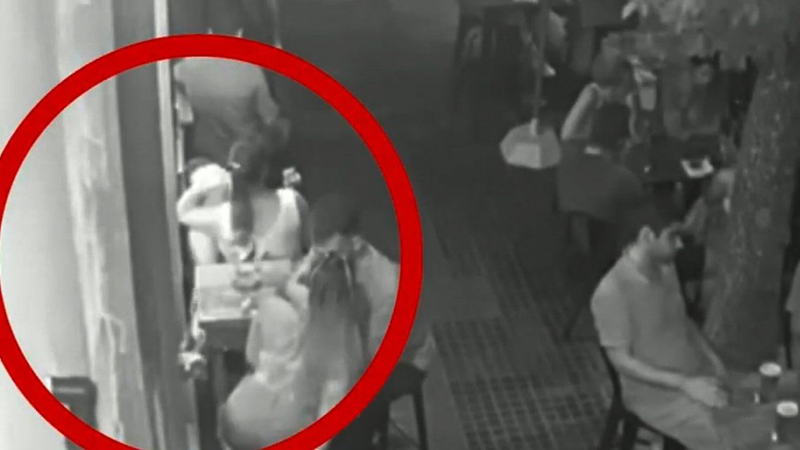 Momento del robo en el bar de Palermo