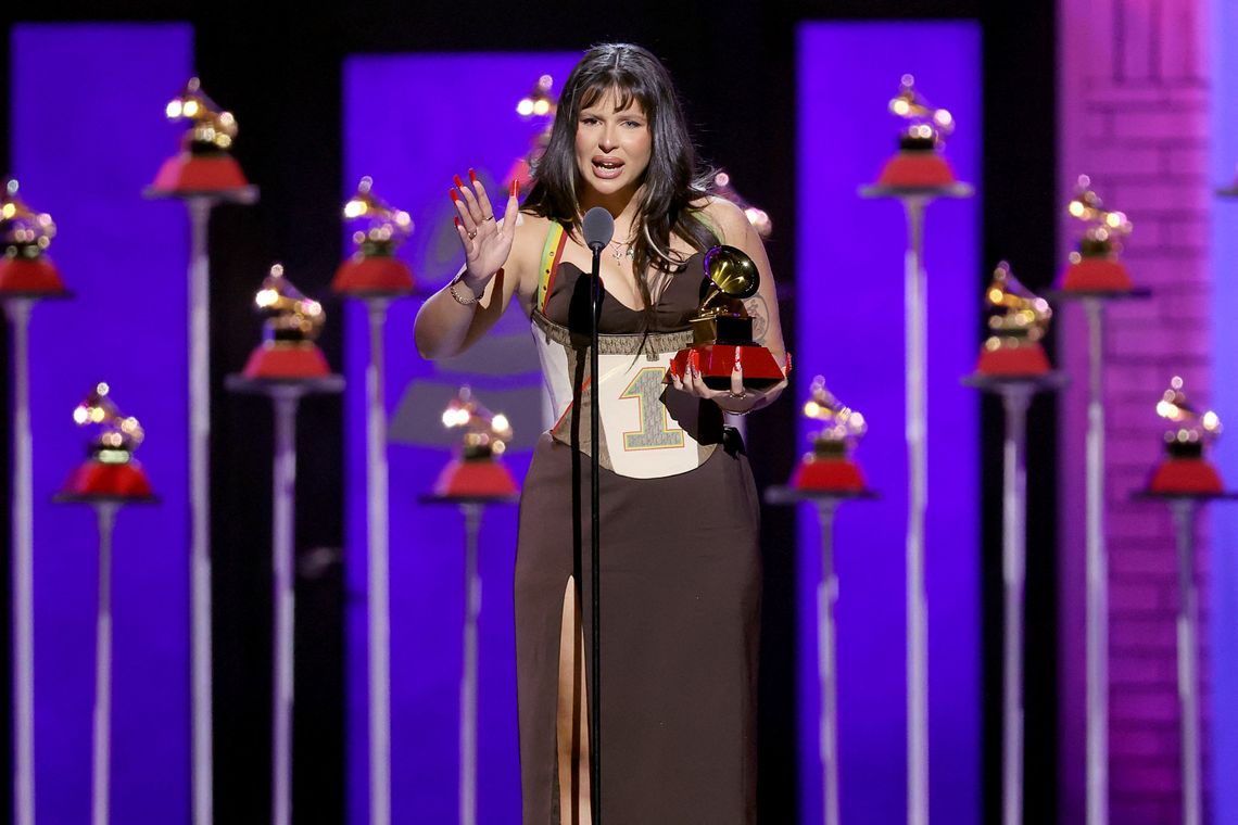 Grammy Latinos: Nathy Peluso recibe su premio