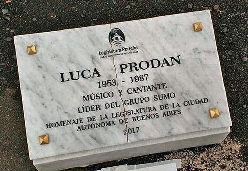 dEl espacio entre Luca y Prodan evidencia que allí había una “s” que fue borrada.