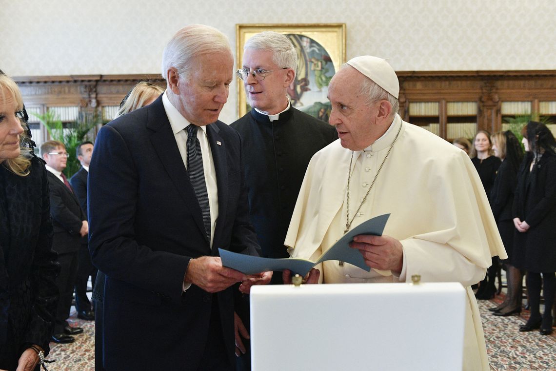 Francisco y Biden charlaron más de una hora en una visita histórica
