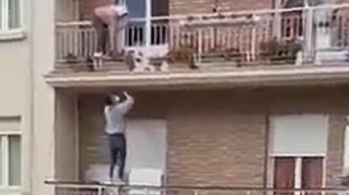 España: Escaló un edificio y rescató a una abuela a punto de caer del balcón.