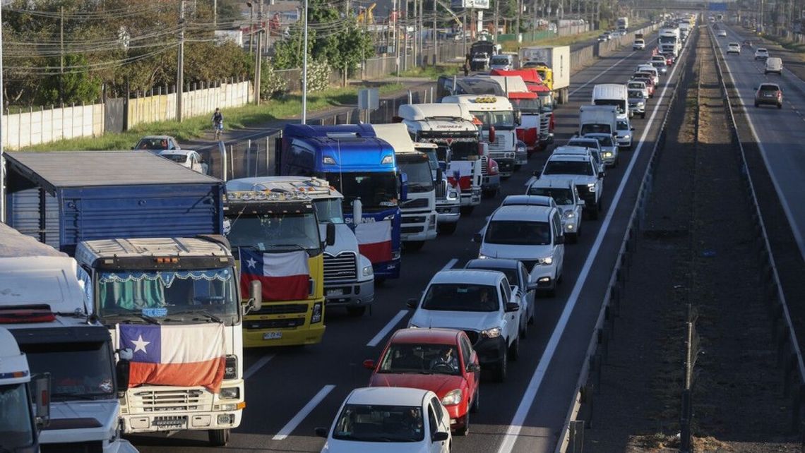 El paro de camiones en Chile afecta el abastecimiento de los supermercados y a los productos perecederos.