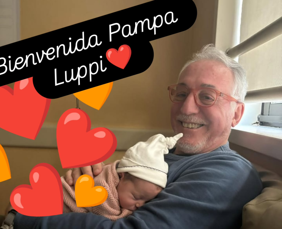 El abuelo Gustavo Luppi, junto a su nieta Pampa -recien nacida- hija de su hijo Juan y Lucrecia Zunino.