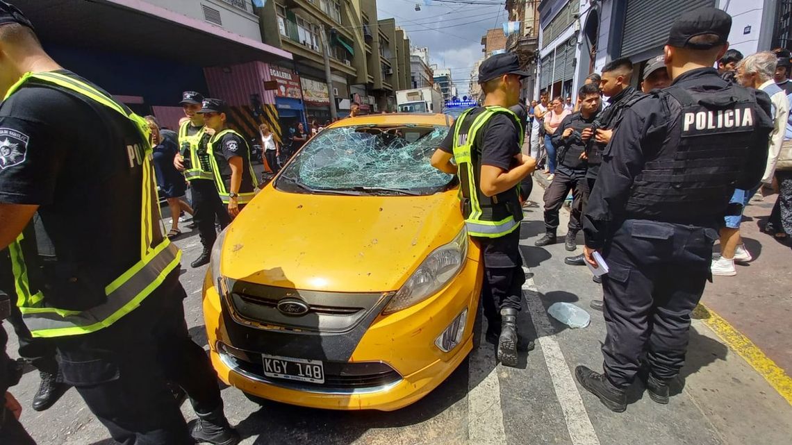 Rosario: un conductor embistió a manifestantes de un piquete y le destrozaron el auto.