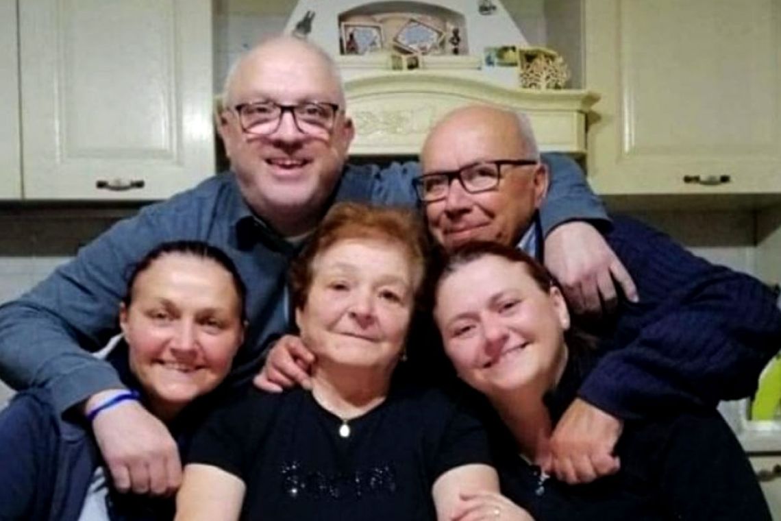 Cinco de los miembros de la familia fallecida por coronavirus. Foto: Corriere della sera