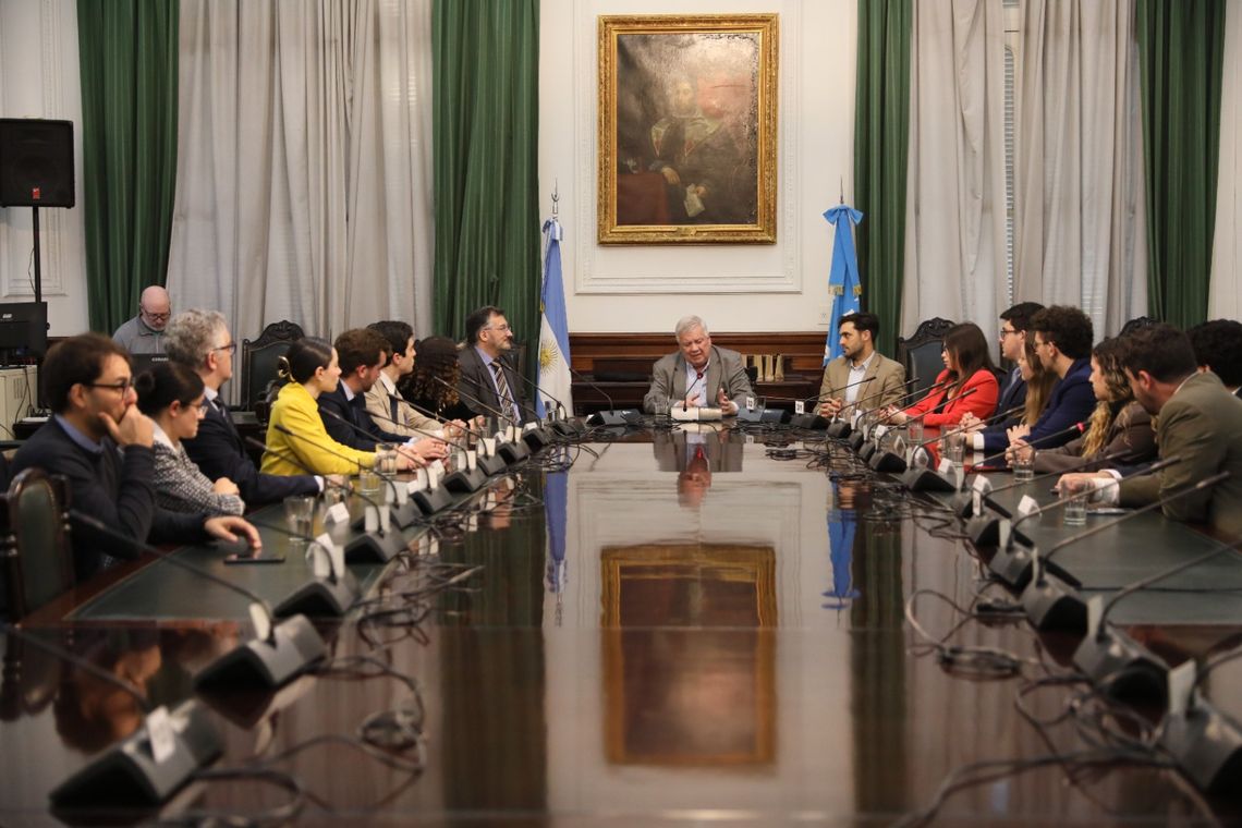 El rector de la Universidad de Buenos Aires, Ricardo Gelpi, recibió a los estudiantes distinguidos por el Modelo de Naciones Unidas (NMUN).