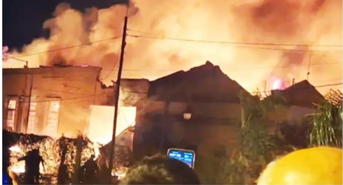 Más de diez dotaciones de Bomberos trabajaron durante horas para controlar el incendio tras la explosión en un depósito de San Fernando. Foto: redes