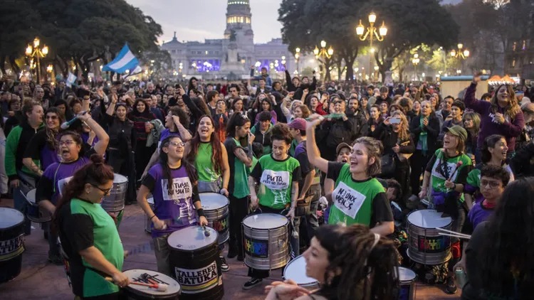 Miles de mujeres se movilizaron frente al Congreso.