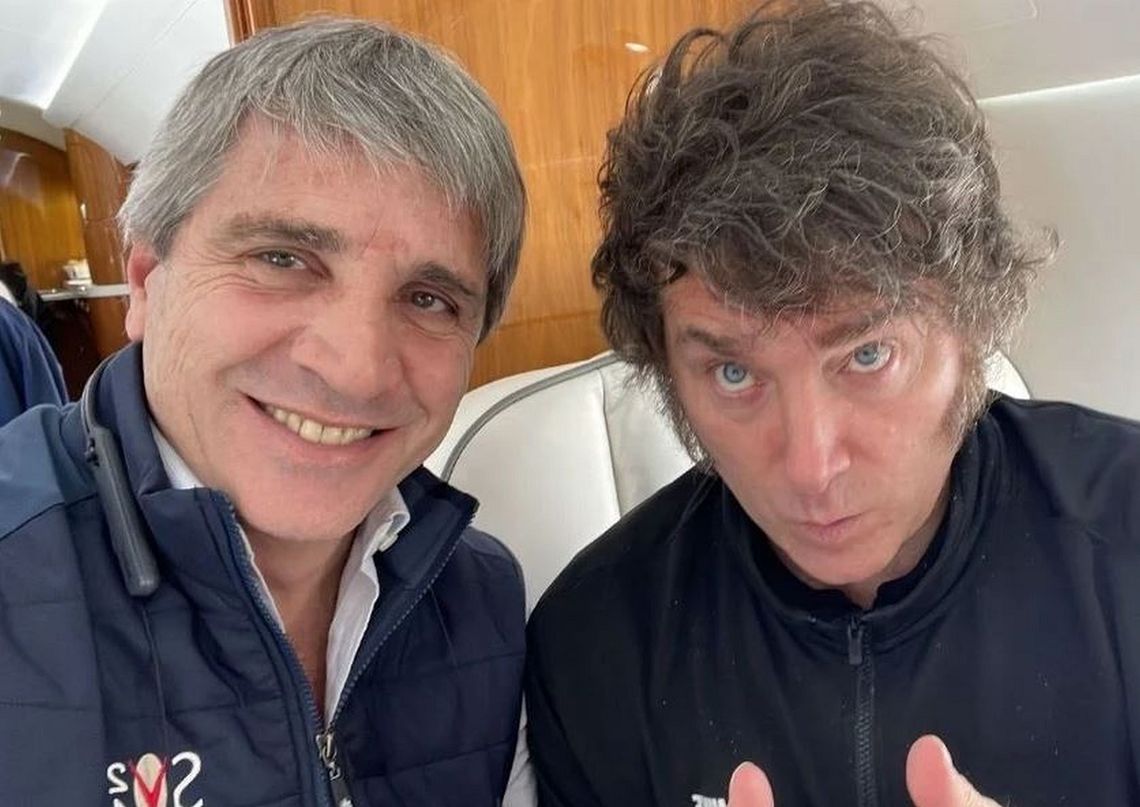Luis Caputo y Javier Milei, ministro de Economía y presidente, respectivamente, de Argentina.