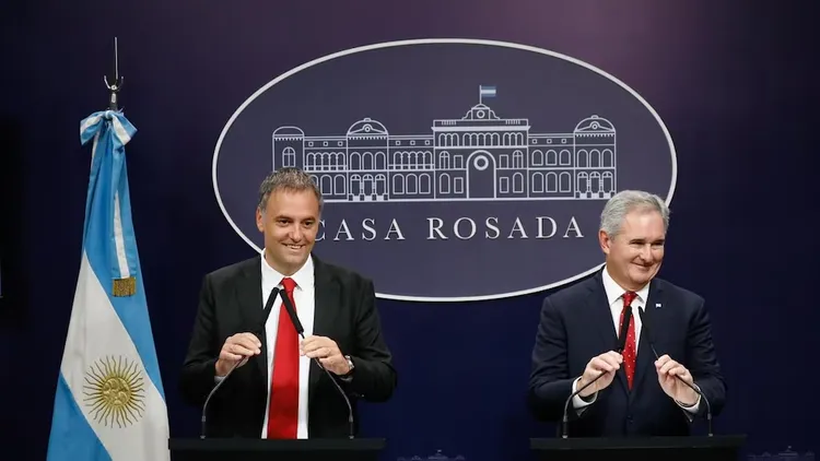 Manuel Adorni y Pablo Quirno encabezaron una conferencia de prensa en la Casa Rosada